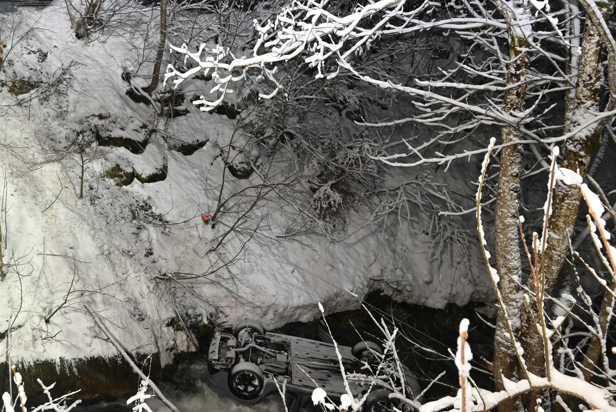 Todesfalle: Das Auto liegt nach dem Unfall auf dem Dach im Bachbett. Der Beifahrer kann sich nicht retten. Ein Auto liegt in einem Bach auf dem Dach.